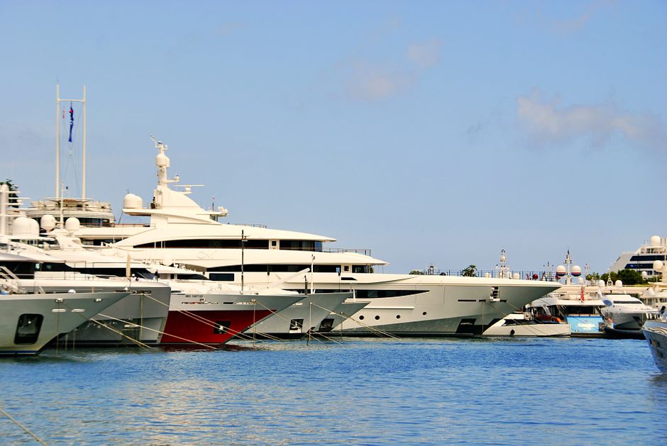 Mehrere Luxusyachten im Hafen nebeneinander.jpg