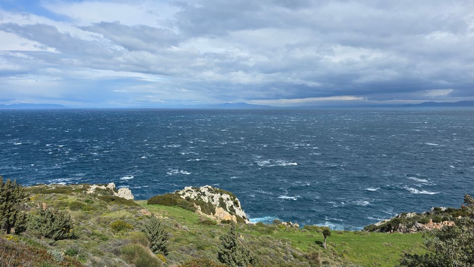 Windige See mit weißen Schaumkronen an der Küste.jpg