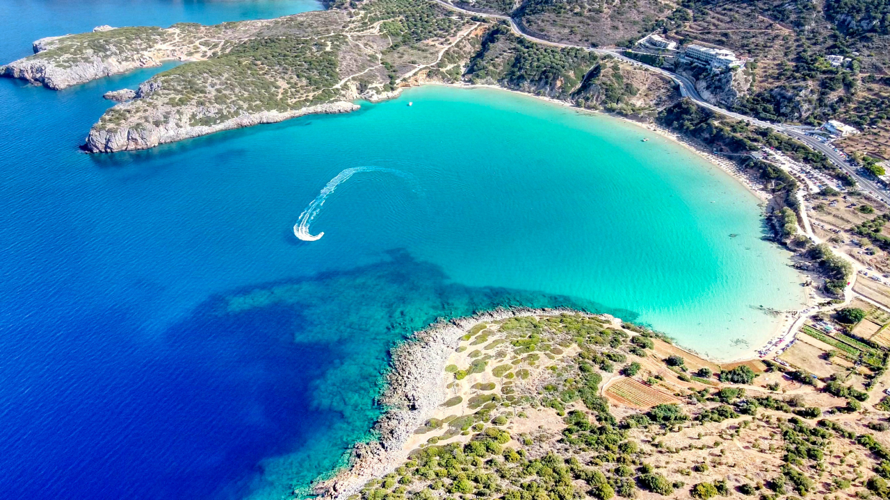 Voulisma Beach – auch bekannt als Golden Beach oder Istro Beach – gilt als einer der schönsten Strände nahe Agios Nikolaos, ein Ort, an dem die Zeit stillzustehen scheint.