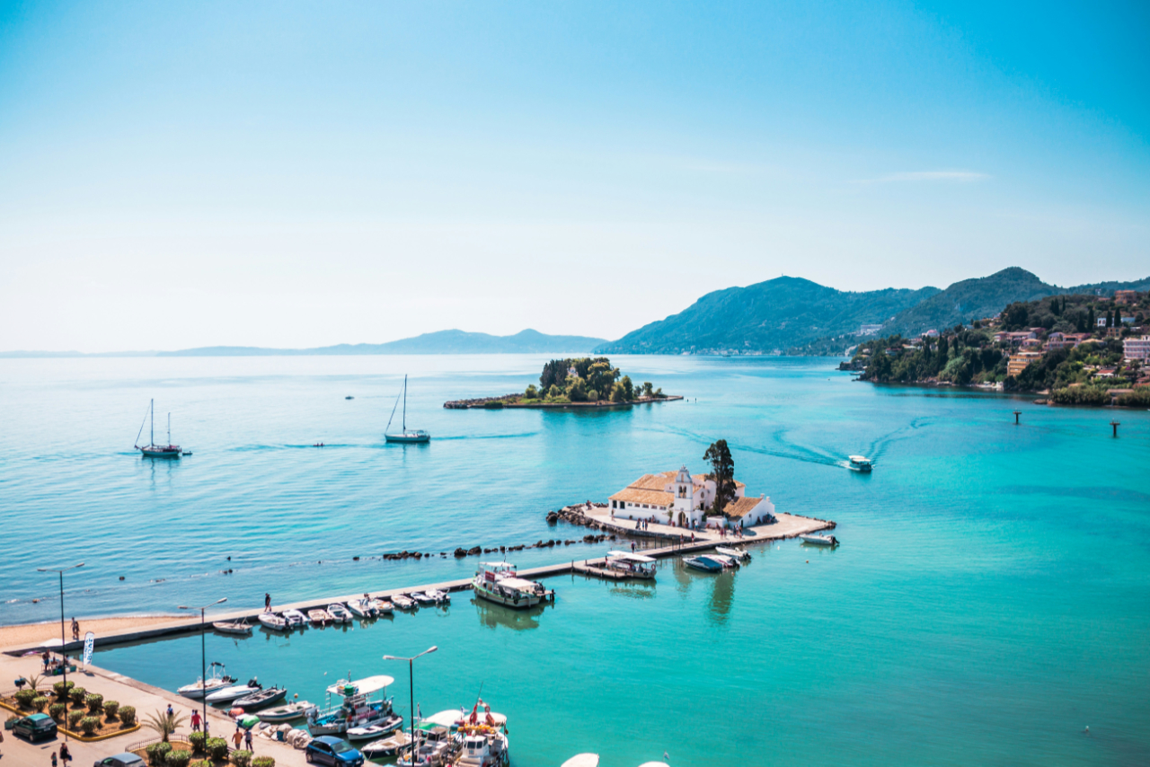 Entdecken Sie Korfu, ein faszinierendes Segelziel im Ionischen Meer Griechenlands, wo smaragdgrüne Küsten, geschützte Buchten, venezianischer Charme und kristallklares Wasser einen unvergesslichen Yachtcharter-Urlaub schaffen.