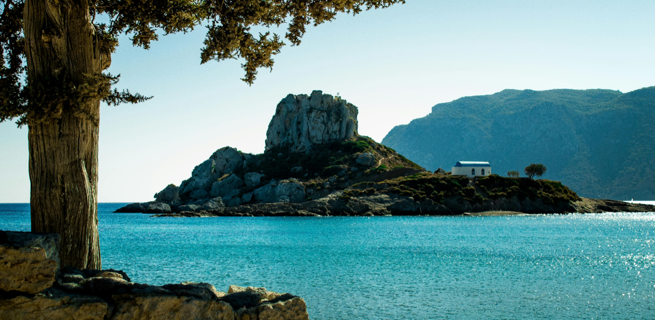 Entdecken Sie Kos, ein schönes Segelziel der griechischen Dodekanes-Inseln, wo türkisfarbenes Wasser, sonnige Strände, antike Geschichte und malerische Nachbarinseln einen unvergesslichen Yachtcharter-Urlaub schaffen.