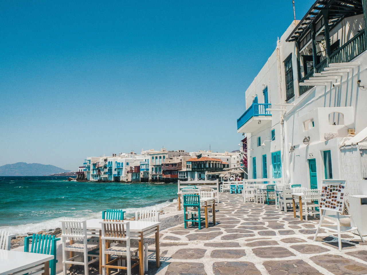 Entdecken Sie Mykonos, ein weltberühmtes Segelziel in Griechenlands Kykladen, wo kristallklares Wasser, ikonische Strände, lebendiges Nachtleben und traditionelle Inselschönheit ein unvergessliches Yachtcharter-Erlebnis schaffen.