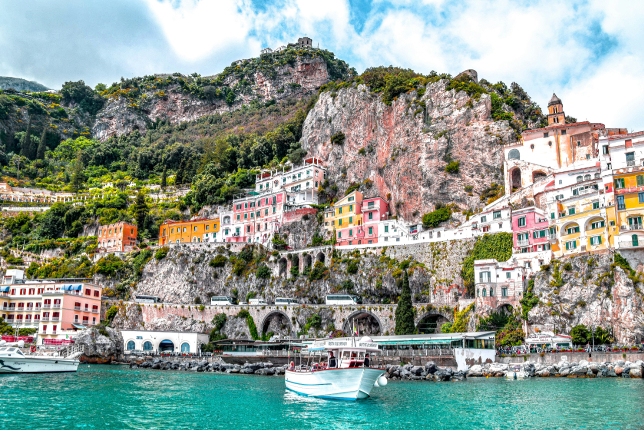 Segeln entlang der Amalfik&uuml;ste, Italien, mit Blick auf Positano, Capri, dramatische Klippen, t&uuml;rkisfarbene Buchten und historische K&uuml;stenorte.