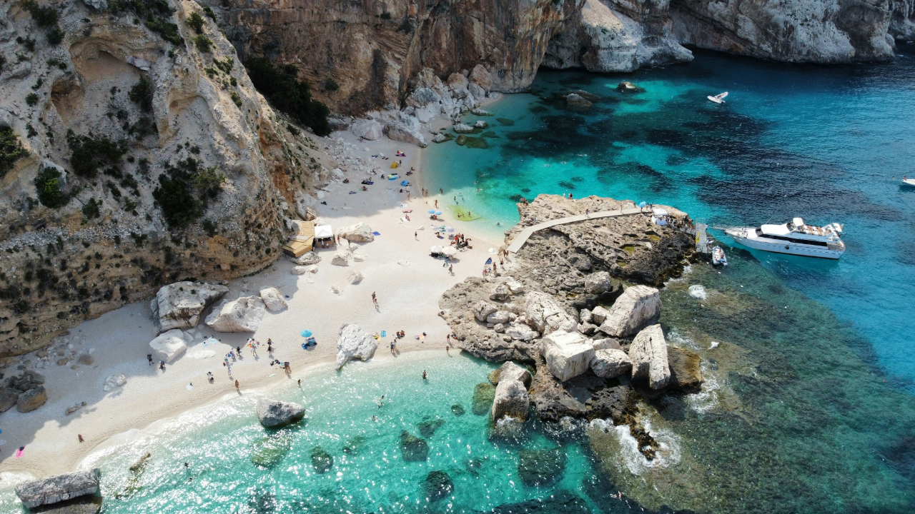 Segeln in Sardinien, Italien, mit t&uuml;rkisfarbenem Wasser, Granitbuchten, wei&szlig;en Sandstr&auml;nden und den Inseln des Maddalena-Archipels.