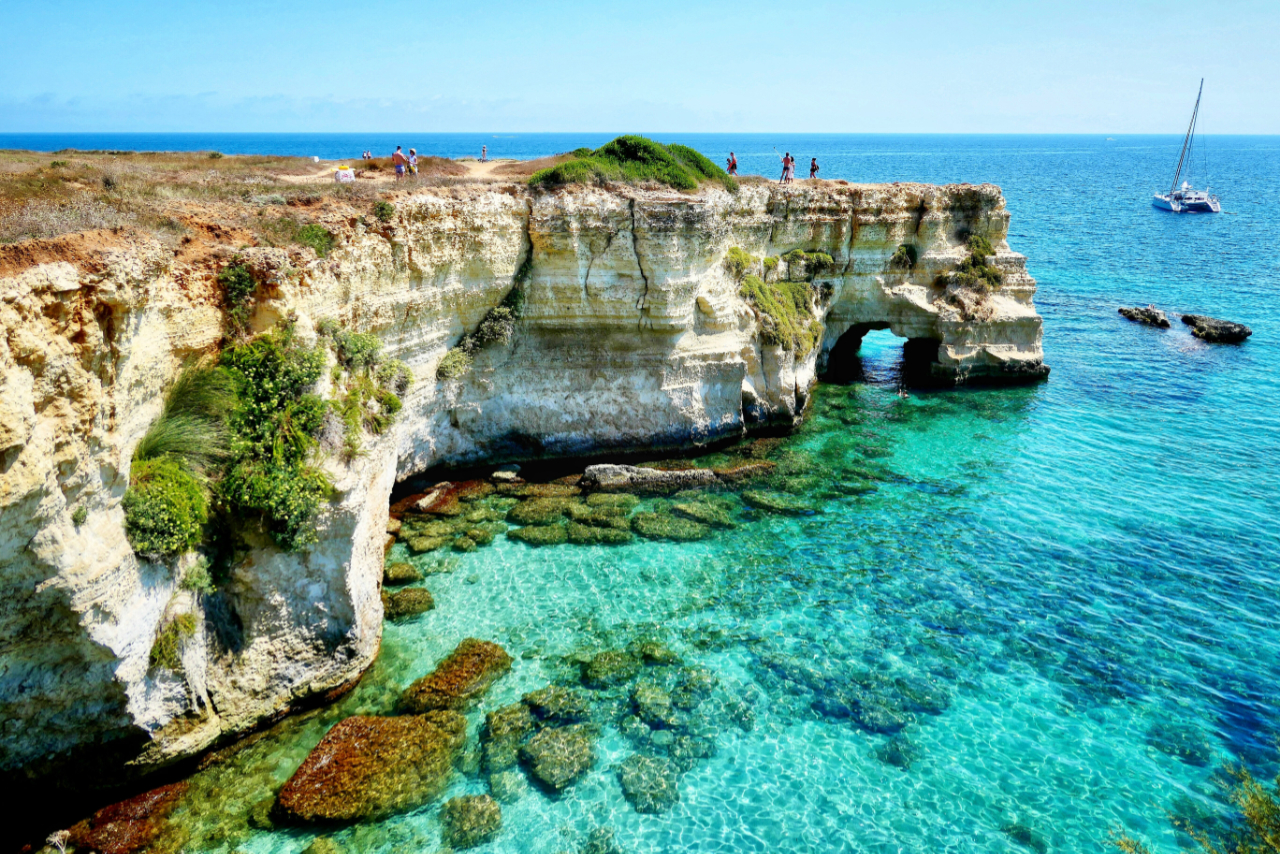 Segeln in Apulien, Italien, entlang der Adriak&uuml;ste und Ionischen K&uuml;ste mit Blick auf wei&szlig; get&uuml;nchte Orte, Meeresgrotten, historische H&auml;fen und klares Mittelmeerwasser.