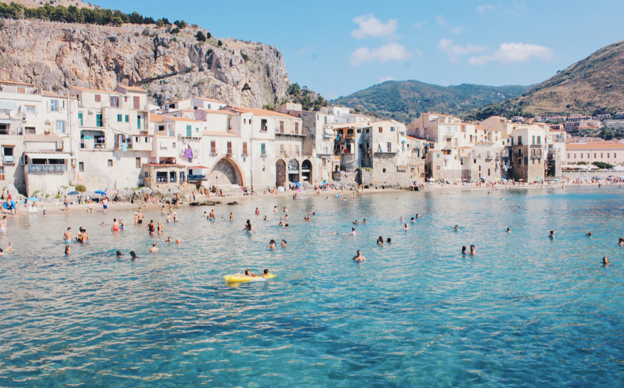 Segeln in Sizilien, Italien, mit Blick auf die &Auml;olischen Inseln, vulkanische K&uuml;sten, kristallklare Buchten, historische H&auml;fen und mediterrane Insellandschaften.