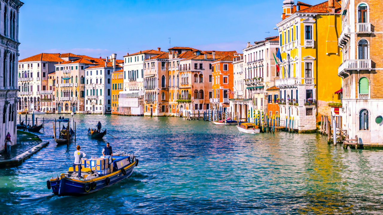 Segeln in Venedig, Italien, durch die Lagune von Venedig mit Blick auf historische Inseln, farbenfrohe Ufer, traditionelle Boote und adriatische K&uuml;stenlandschaft.