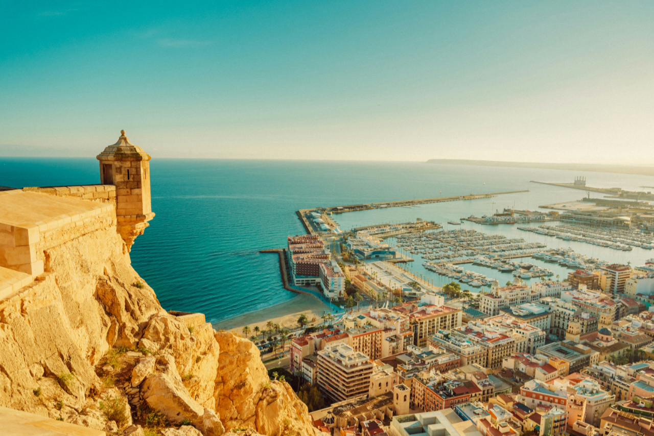 Segeln in Alicante, Spanien, mit Blick auf die Costa Blanca, den historischen Hafen von Alicante, türkisfarbene Buchten, Sandstrände und mediterrane Yachtcharter-Routen.