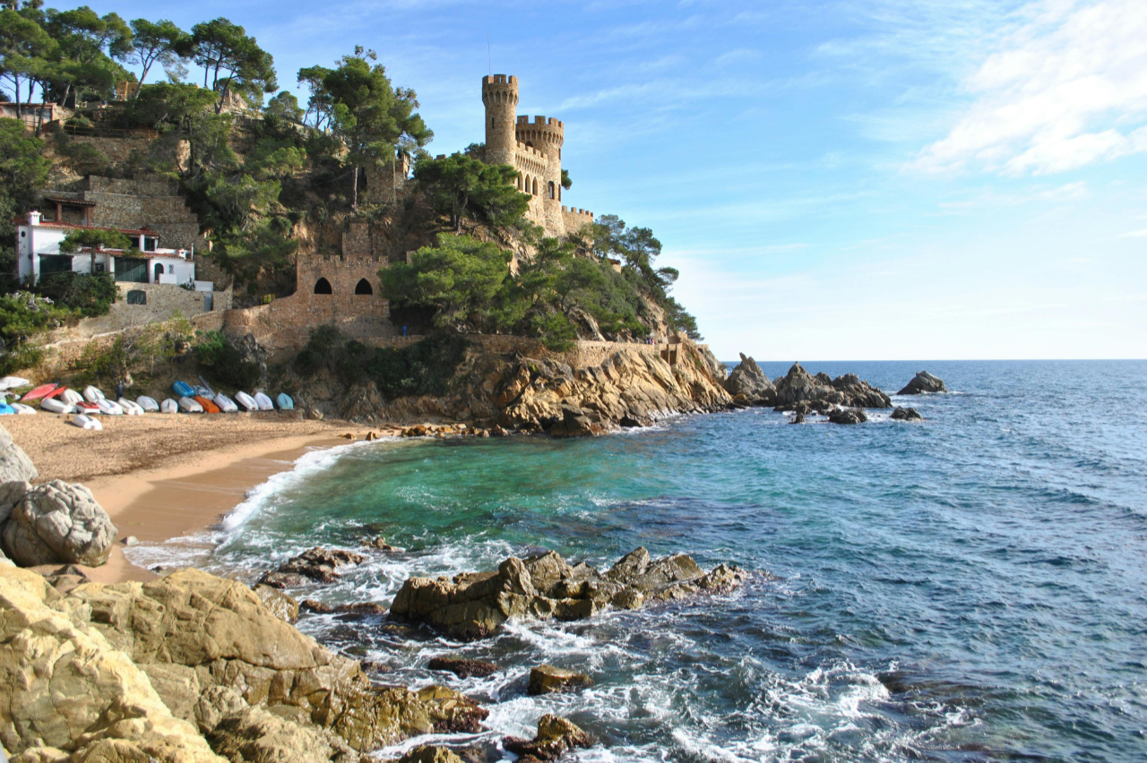 Segeln an der Costa Brava in Spanien mit Blick auf raue Klippen, piniengesäumte Buchten, Cadaqués, Cap de Creus und klares Mittelmeerwasser.