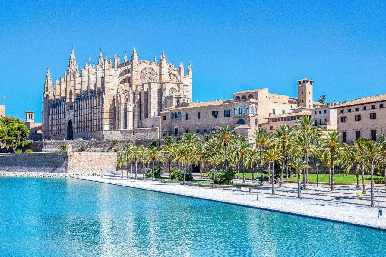 Segeln auf den Balearischen Inseln in Spanien mit Blick auf Mallorca, Menorca, Ibiza, Formentera, türkisfarbene Buchten, Sandstrände und mediterrane Yachtcharter-Routen.