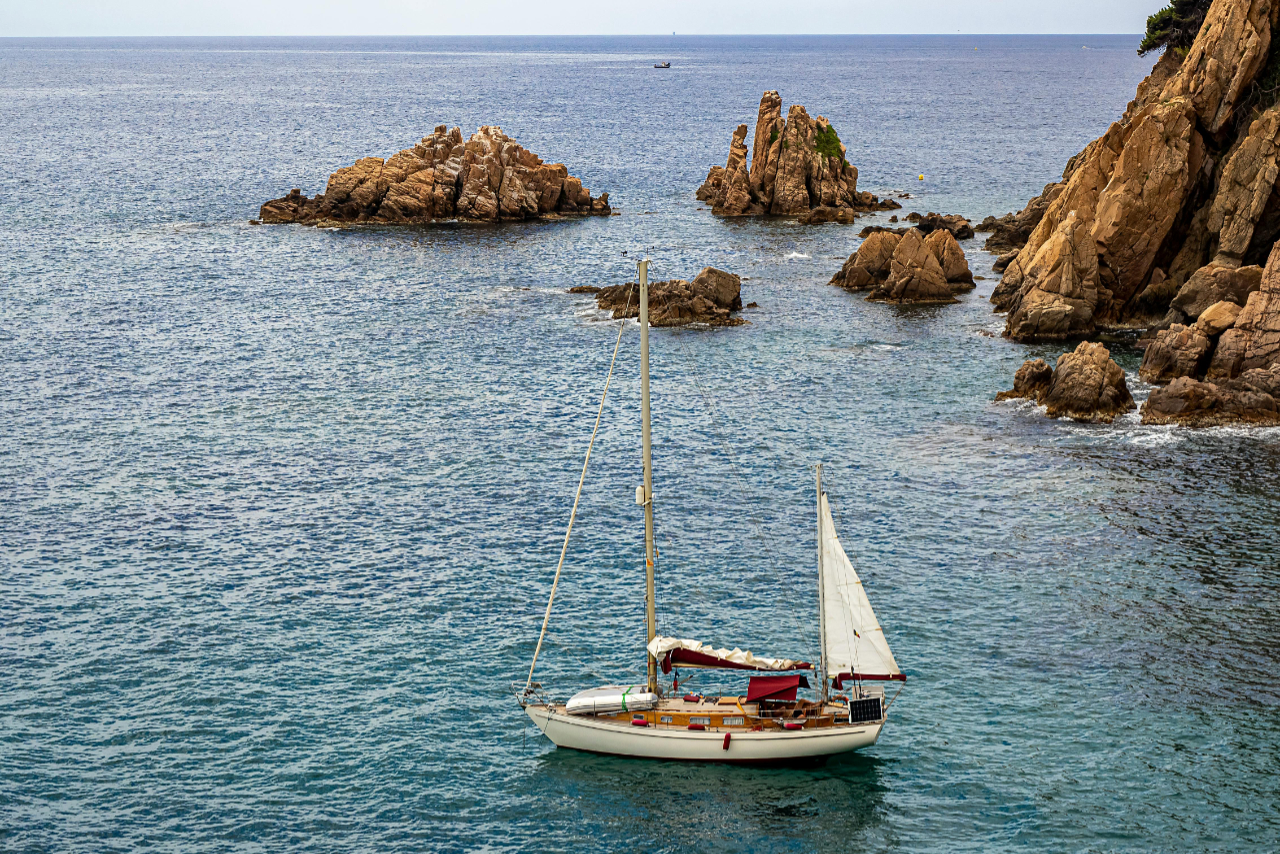 Segeln in Andalusien, Spanien, mit Blick auf die Costa del Sol, Málaga, Marbella, Cádiz, goldene Strände, historische Häfen und Mittelmeergewässer.