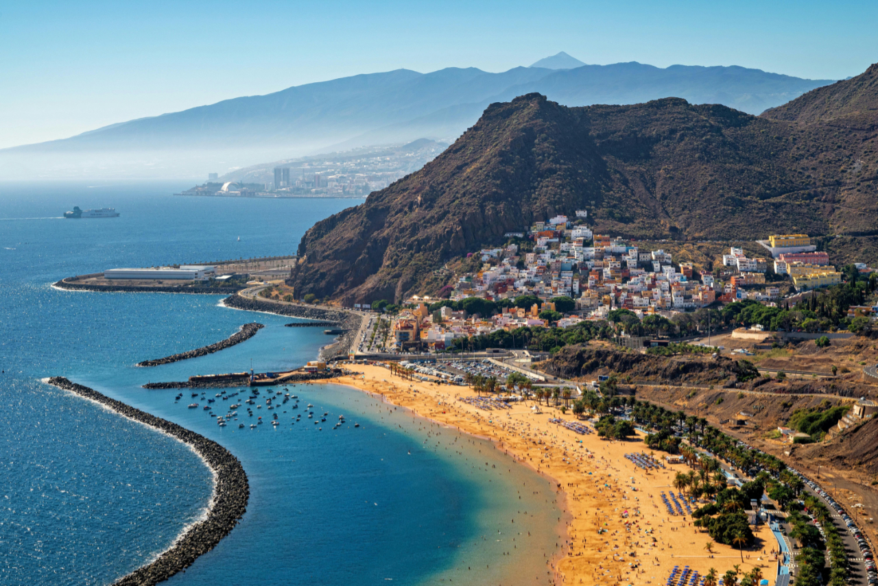 Segeln auf den Kanarischen Inseln in Spanien mit Blick auf vulkanische Küsten, atlantische Ankerplätze, Teneriffa, Lanzarote, Gran Canaria und ganzjährige Yachtcharter-Routen.