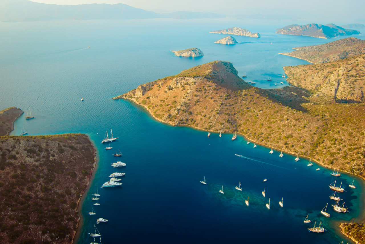 Segeln in Marmaris verbindet geschützte Buchten mit einfachem Zugang zu den schönsten Routen der Türkei.