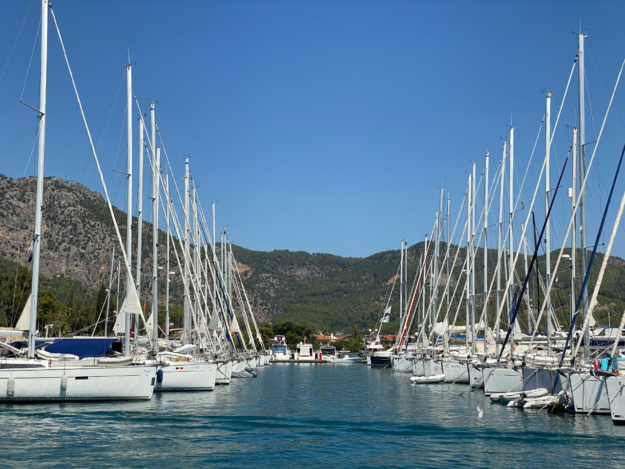 Segeln in Göcek steht ganz im Zeichen ruhiger Buchten und komfortablen Inselhoppings.