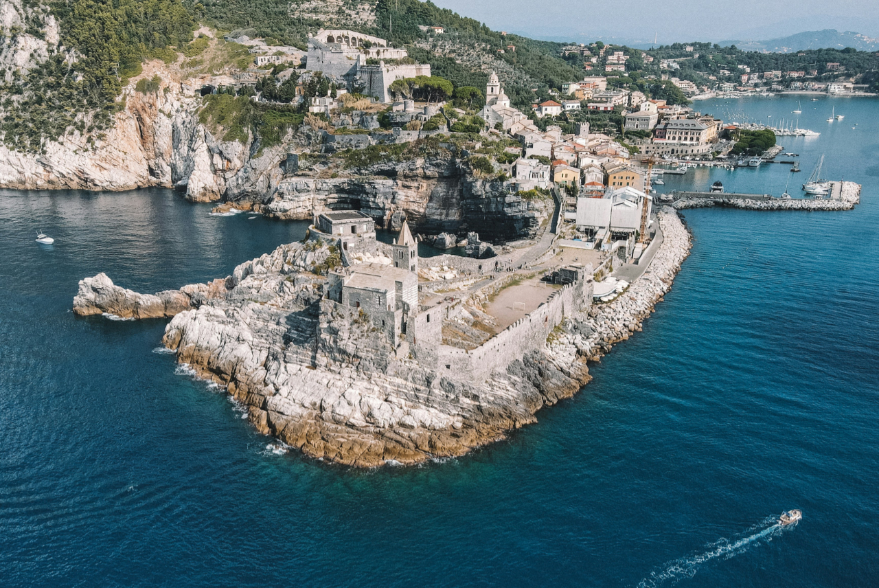 Segeln in Ligurien, Italien, entlang der Italienischen Riviera mit Blick auf Portofino, die Klippen der Cinque Terre, t&uuml;rkisfarbene Buchten und elegante mediterrane H&auml;fen.