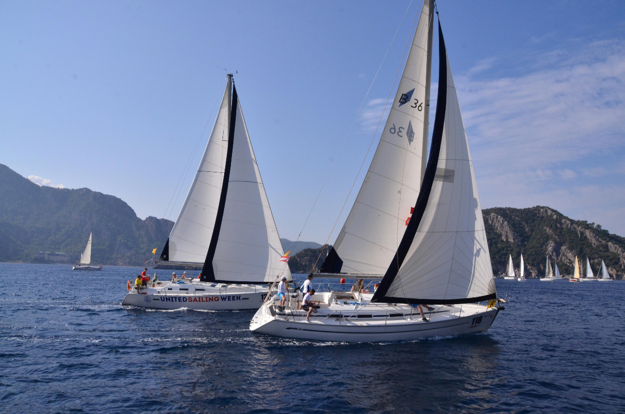 Entdecken Sie die Freiheit des Bareboat-Segelns, bei der jede Route von Ihnen bestimmt wird.