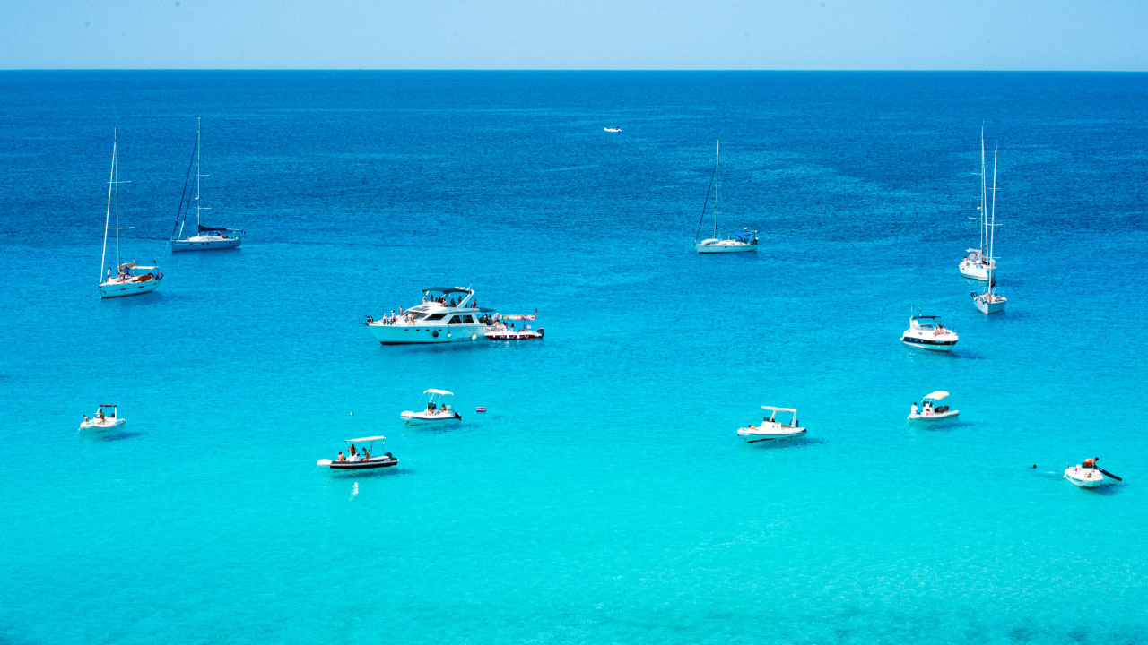 Setzen Sie Ihren eigenen Kurs mit einem Bareboat Yachtcharter f&uuml;r erfahrene Segler.