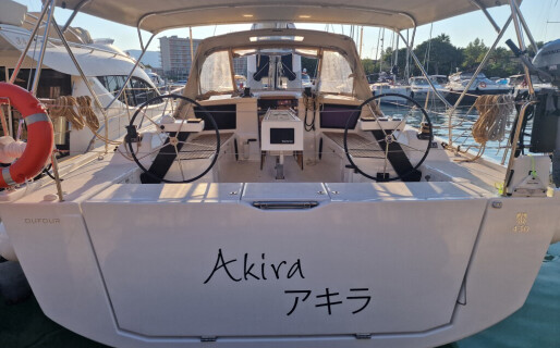Dufour 430 GL, Akira