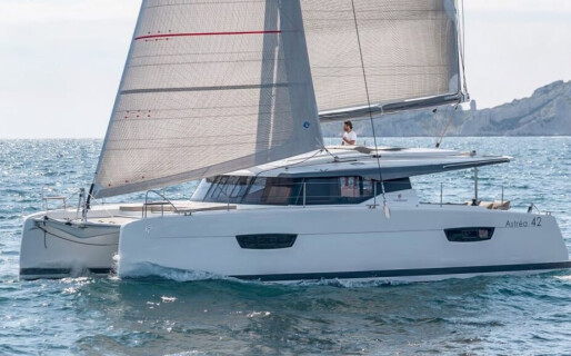 Fountaine Pajot Astrea 42, Satellite