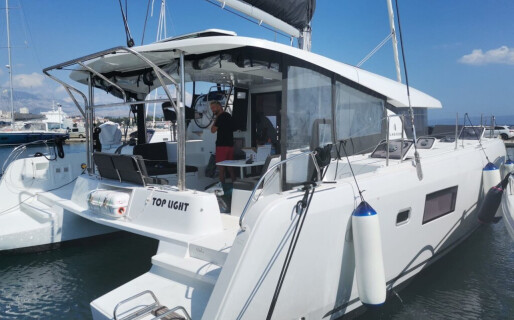 Lagoon 42, Top Light