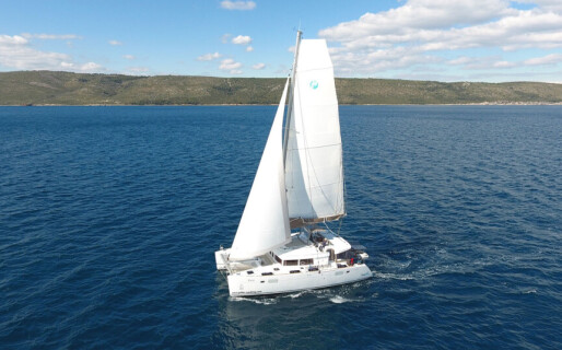 Lagoon 450 F, Yara