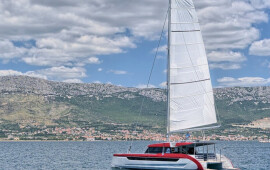 Luna 49, Katamaran