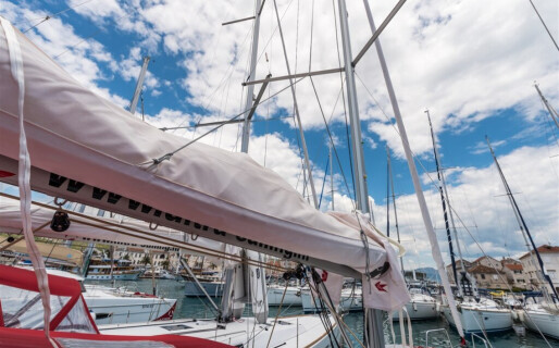 Oceanis 35.1, Lampuga