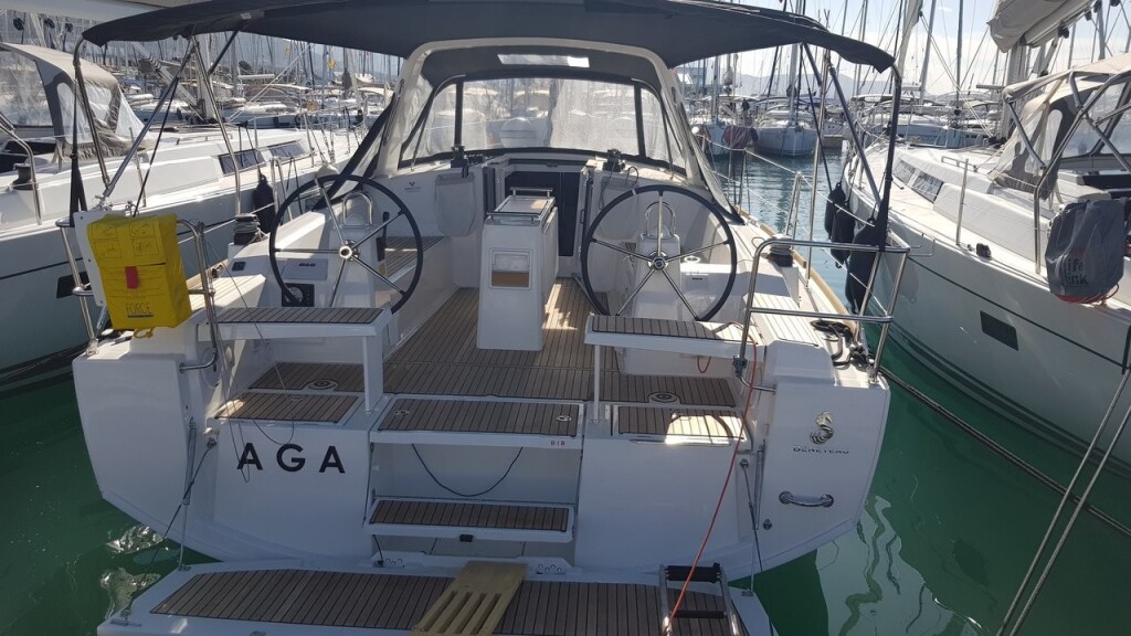 Oceanis 38.1, Aga