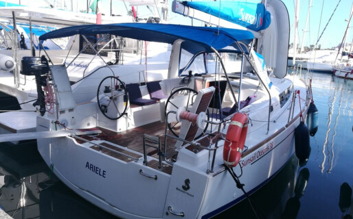 Oceanis 38.1, Ariele