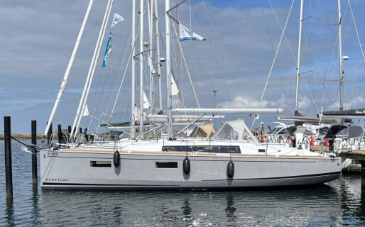 Oceanis 38.1, Kiss