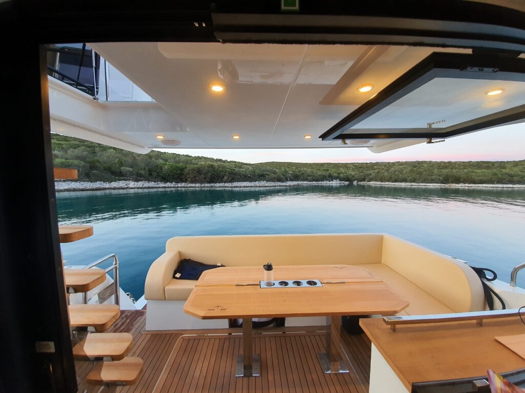 Sealine F430 Blue Lagoon II