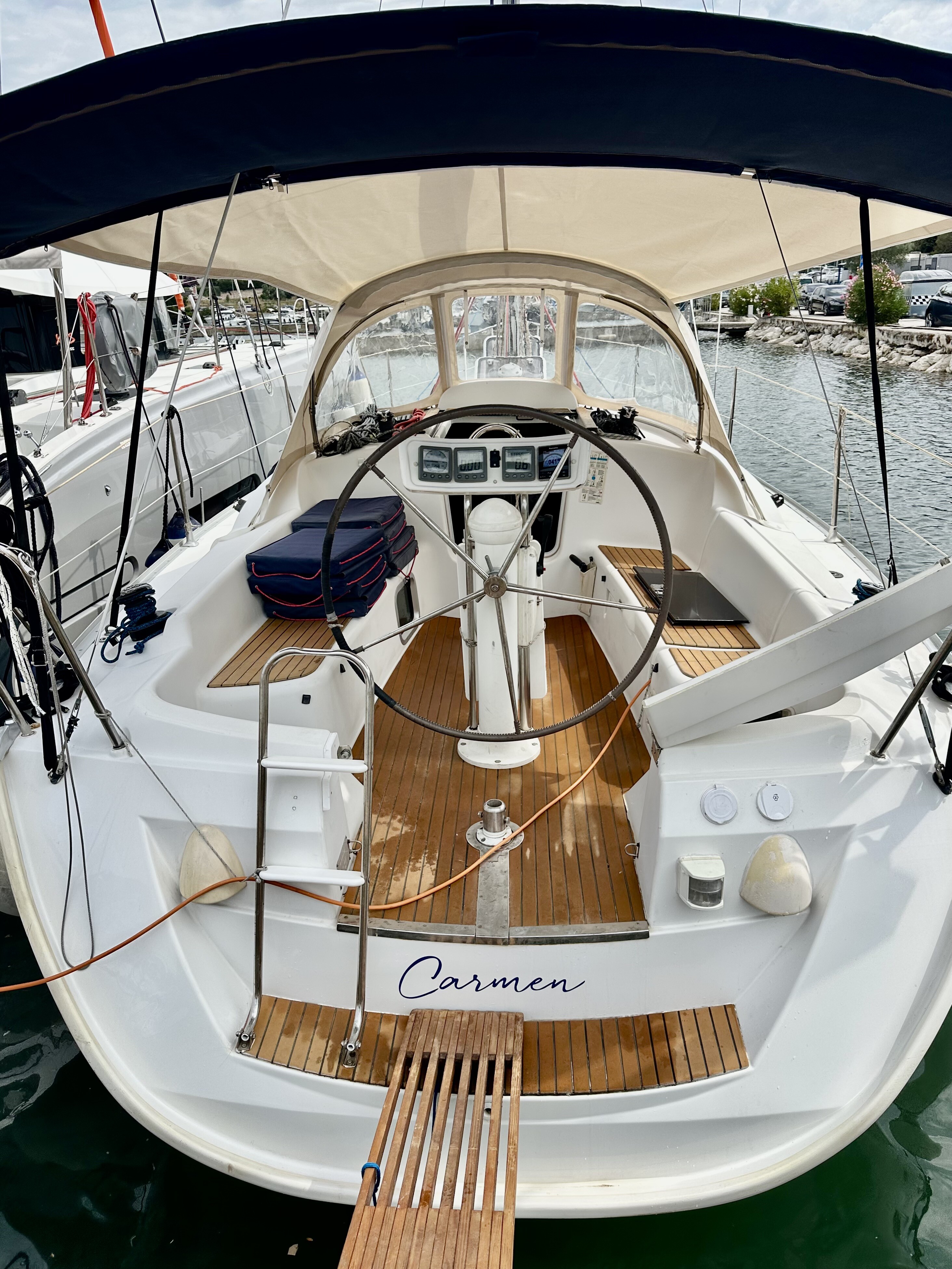 Sun Odyssey 32i Carmen