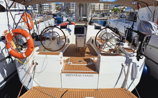 Sun Odyssey 449, Mientras Tanto